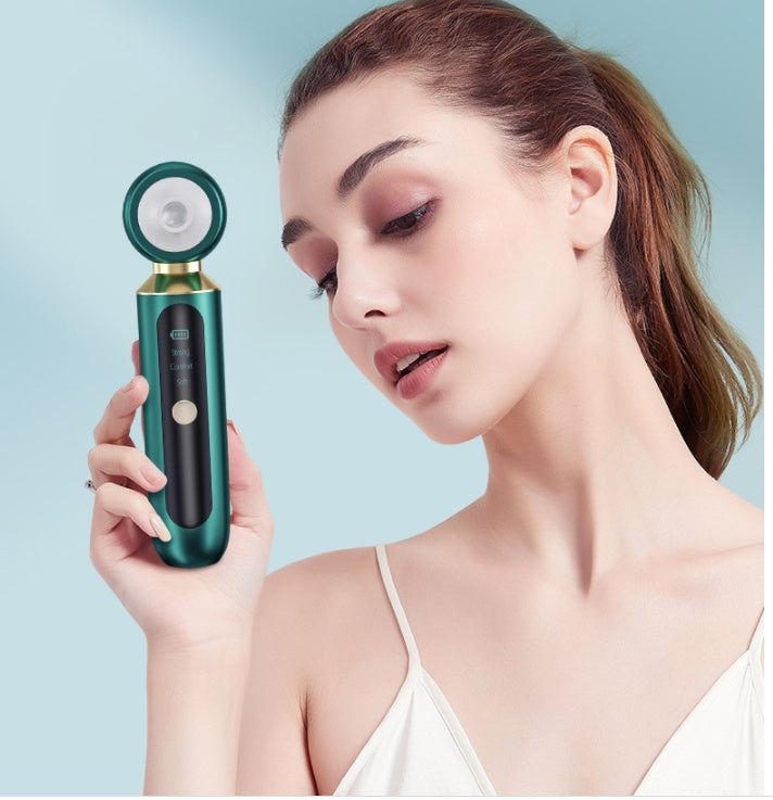 Mujer sujetando el limpiador de poros Porosfree verde esmeralda a la altura del rostro